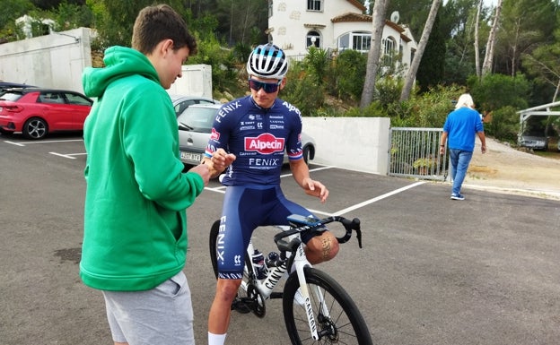 Imagen principal - Van del Poel, otros ciclistas y parte del staff,  antes de salir a rodar por la Marina Alta. 