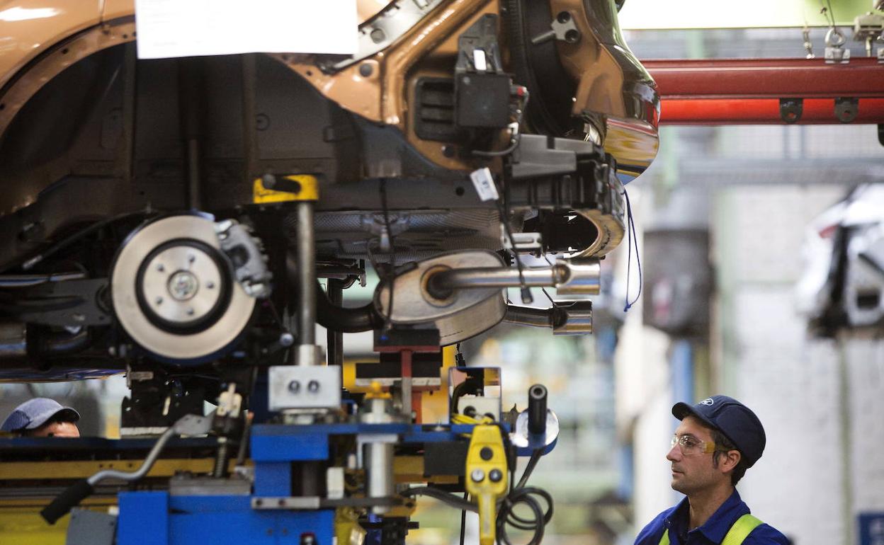 Un trabajador en la planta de Ford en Almussafes. 