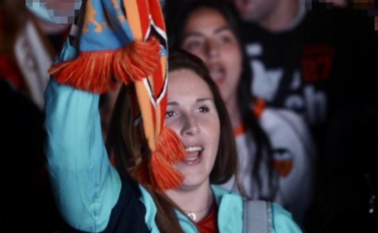 Cientos de aficionados han disfrutado de la final en los aledaños de Mestalla. 