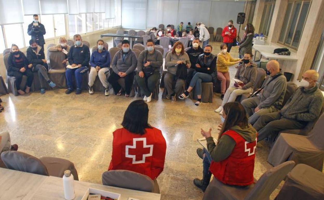 Miembros de Cruz Roja Alicante ofrecen ayuda a ciudadanos procedentes de Ucrania. 