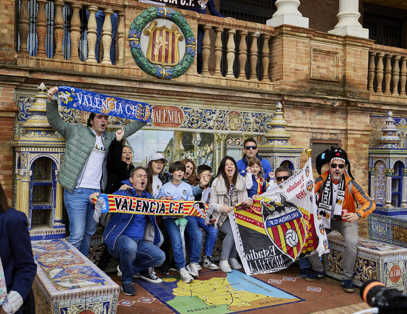 Miles de valencianistas llegan a la capital andaluza, cantan el himno y lanzan tracas en lasc calles más céntricas y en la fan zone