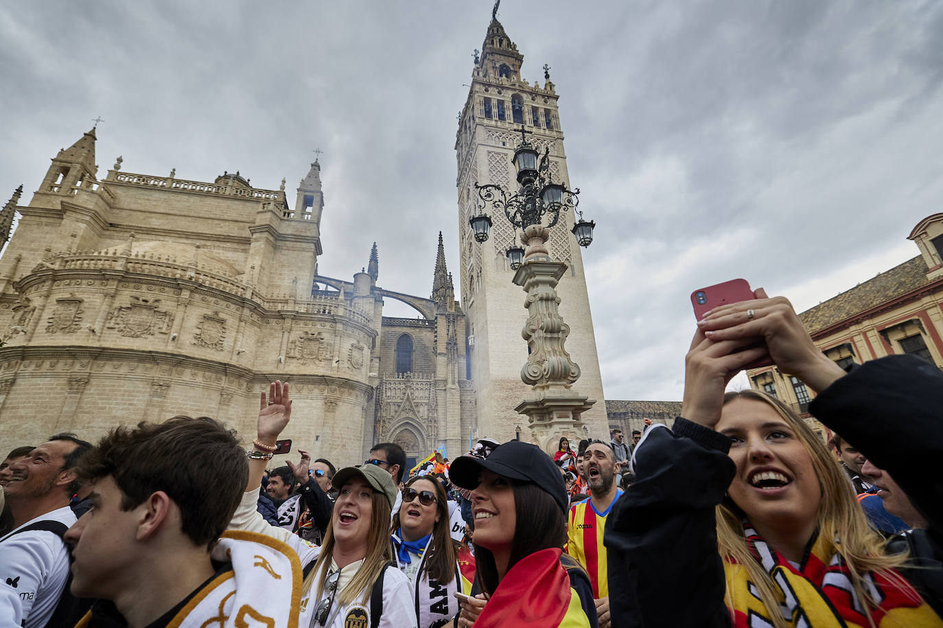 Miles de valencianistas llegan a la capital andaluza, cantan el himno y lanzan tracas en lasc calles más céntricas y en la fan zone