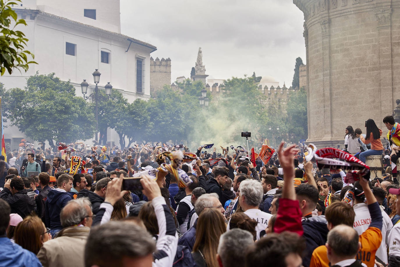 Miles de valencianistas llegan a la capital andaluza, cantan el himno y lanzan tracas en lasc calles más céntricas y en la fan zone