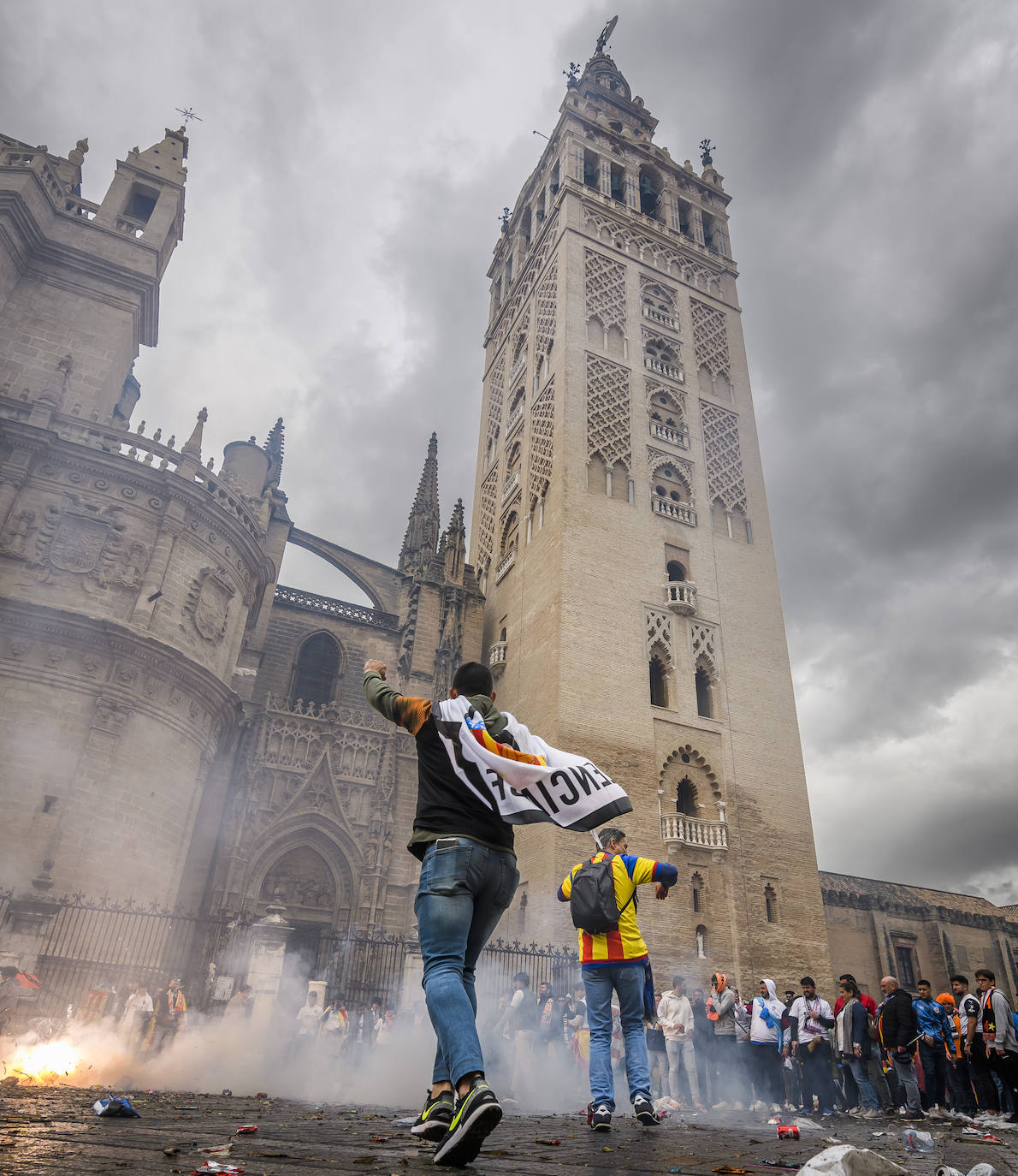 Miles de valencianistas llegan a la capital andaluza, cantan el himno y lanzan tracas en lasc calles más céntricas y en la fan zone