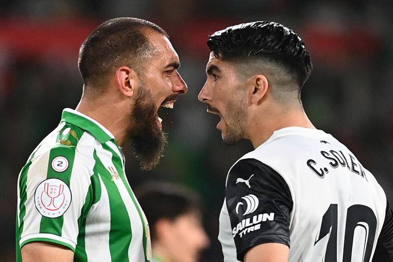 Borja Iglesias y Carlos Soler no pueden ocultar la enorme tensión del partido.