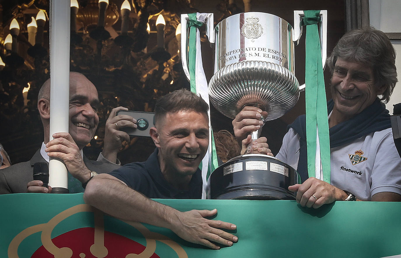 El capitan del Betis, Joaquín, y el técnico chileno Manuel Pellegrini, acompañados por el alcalde de Sevilla, Antonio Muñoz, ofrecen desde el balcón del ayuntamiento de la capital hispalense el trofeo conseguido en la final de la Copa del Rey disputada el sábado frente al Valencia.