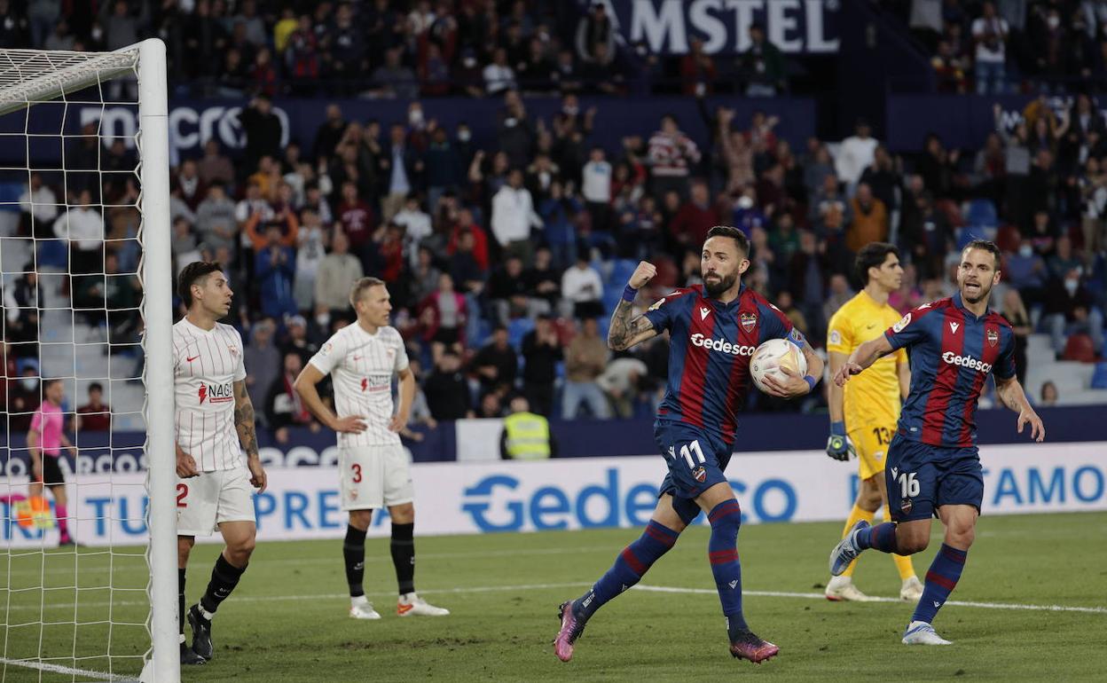 Morales y Soldado, celebrando un gol