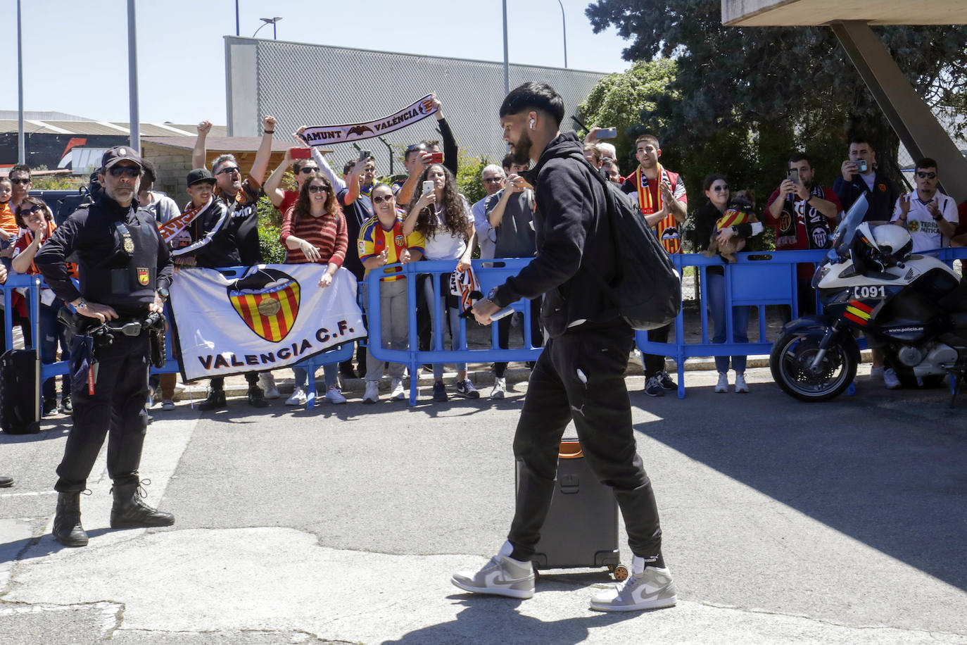 Fotos: El Valencia CF vuelve a casa tras la final de la Copa del Rey en Sevilla