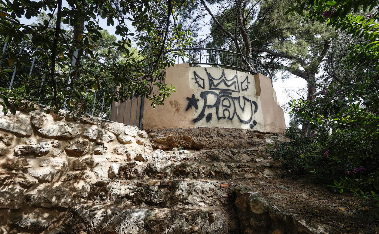 Una de las pintadas en la colina de los Jardines de Monforte, este martes.