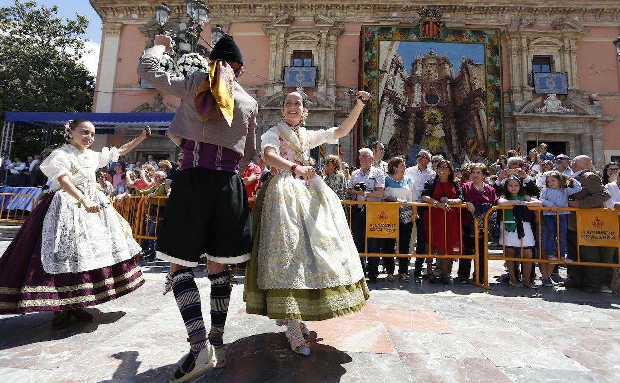 Una pareja participante en una dansà a la Virgen. 