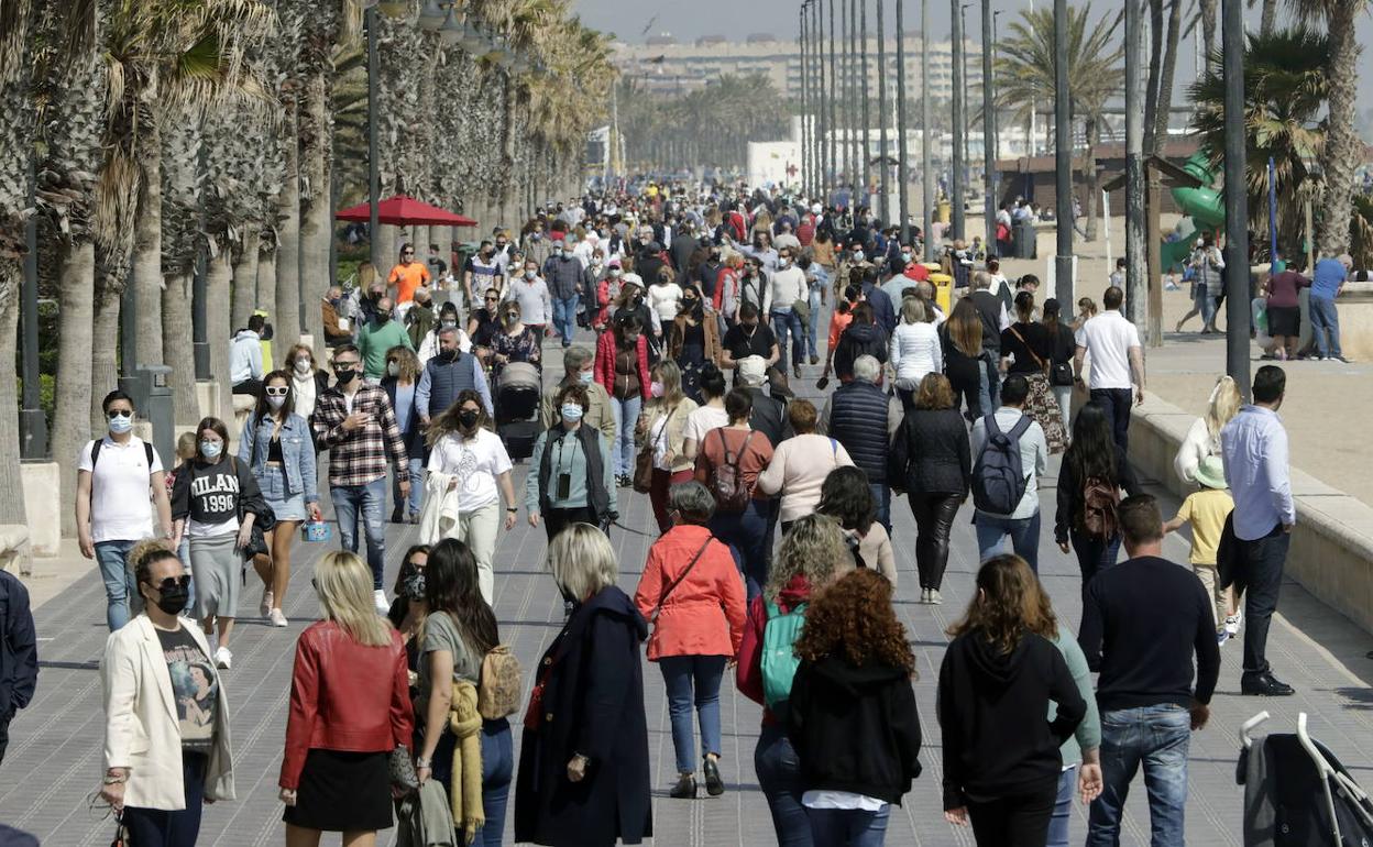 El paseo marítimo de Valencia, repleto de visitantes, en Semana Santa.