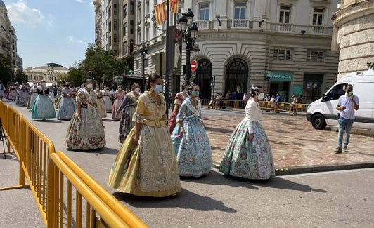 Paso de las comisiones por la plaza del Ayuntamiento para recoger los premios en 2021. 