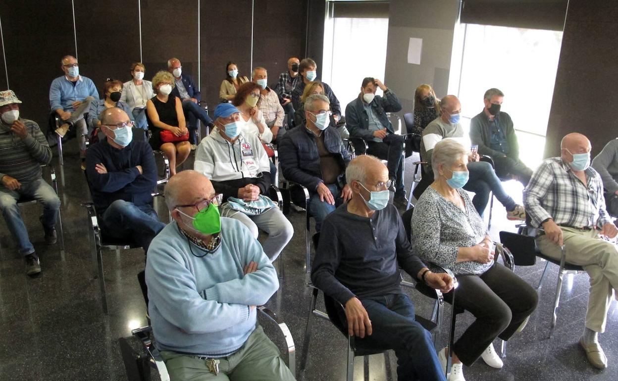 Alcaldes, ediles y representantes de asociaciones de la Marina Alta en la reunión en el Hospital de Dénia. 