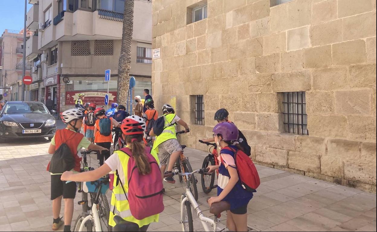 Muchos niños han peregrinado al Monasterio de la Santa Faz esta semana. 