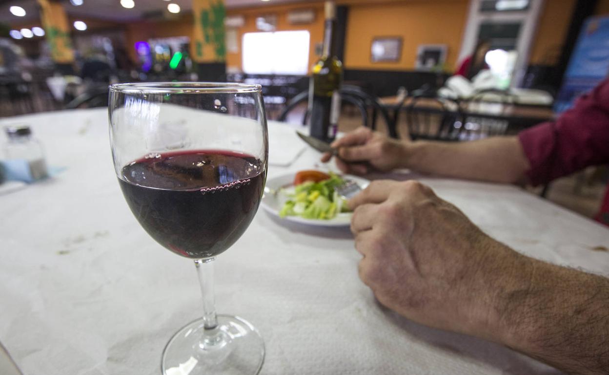 Copa de vino en un restaurante. 