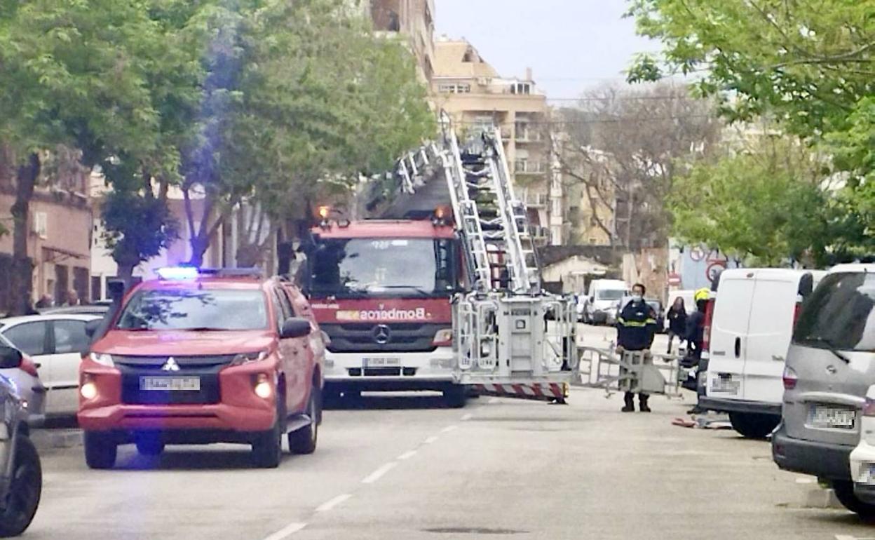 Los bomberos con la autoescalera para rescatar al anciano. 