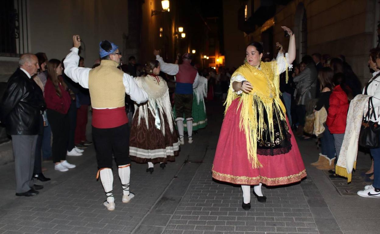 Participantes en la danza de una anterior edición. 