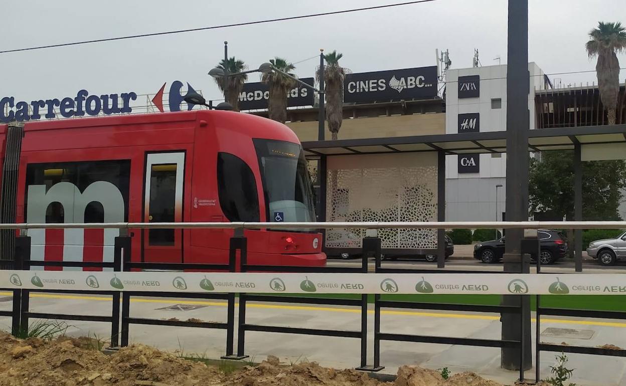 Paso del tranvía por las proximidades del centro comercial El Saler. 