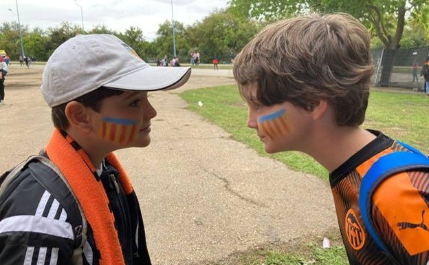 Nacho, a la izquierda, junto a su hermano Javi, con los colores de la Senyera en la final de Copa en Sevilla. 