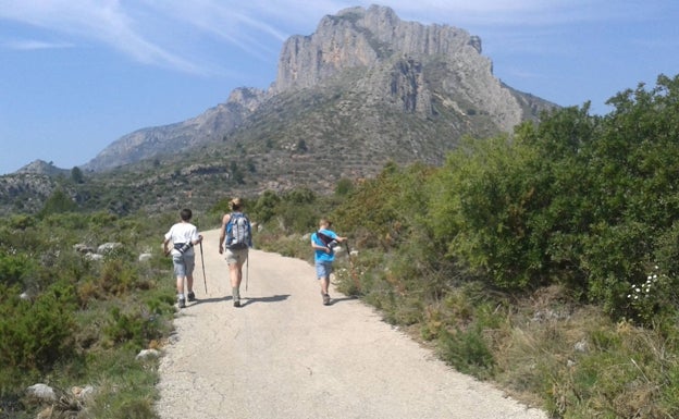 Senderistas, hacia el pico de Benicadell, al fondo. 