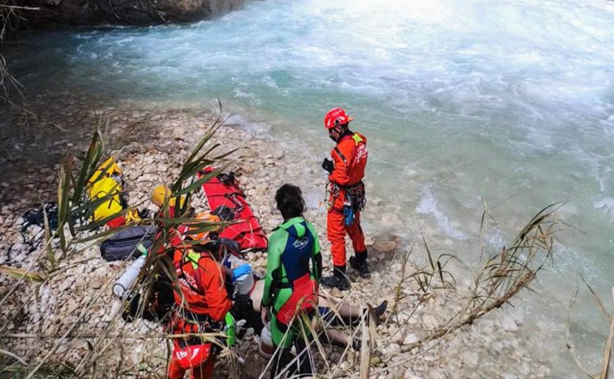 Imagen del rescate de uno de los fallecidos en el Estret de les Penyes