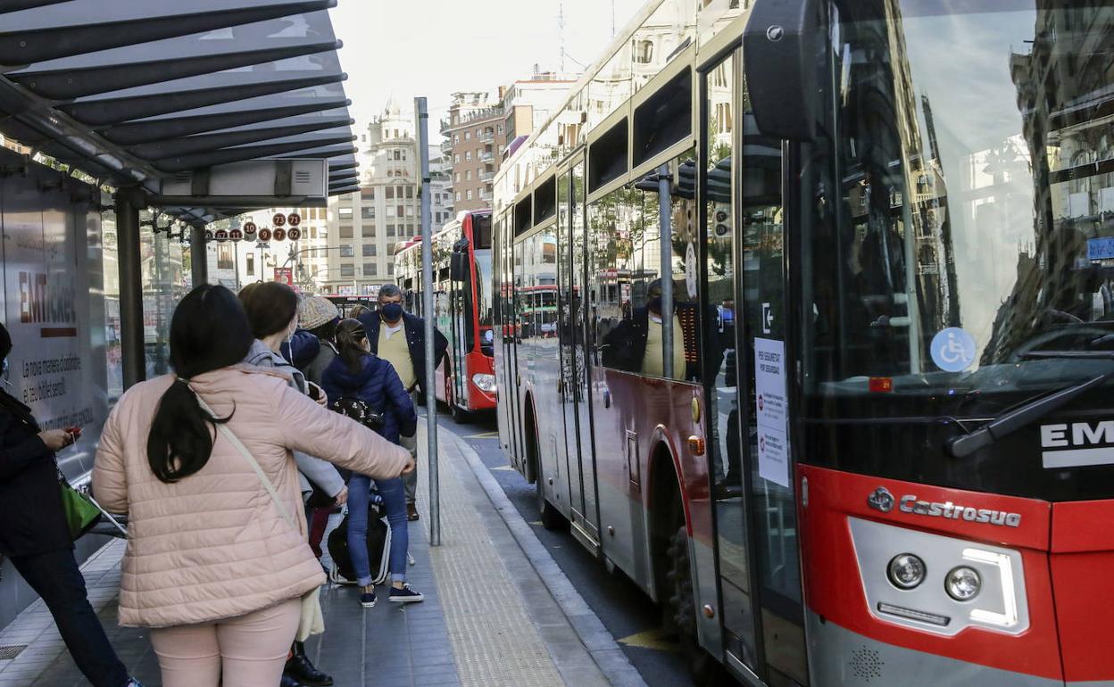 Parada de la EMT en el centro de Valencia. 