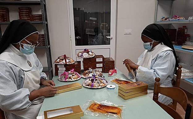 Las dos hermanas clarisas más jóvenes del convento de La Puridad. 