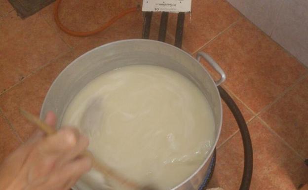 Los ingredientes hirviendo en el caldero. 