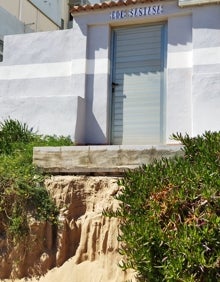 Imagen secundaria 2 - Daños en una zona de un edificio de la playa de Tavernes, desnivel de dos metros y escalón ante una vivienda. 