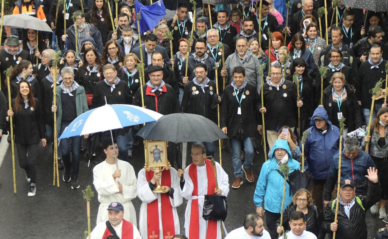 Ximo Puig, a la izquierda de la imagen, durante la romería de este jueves de la Santa Faz en Alicante. 