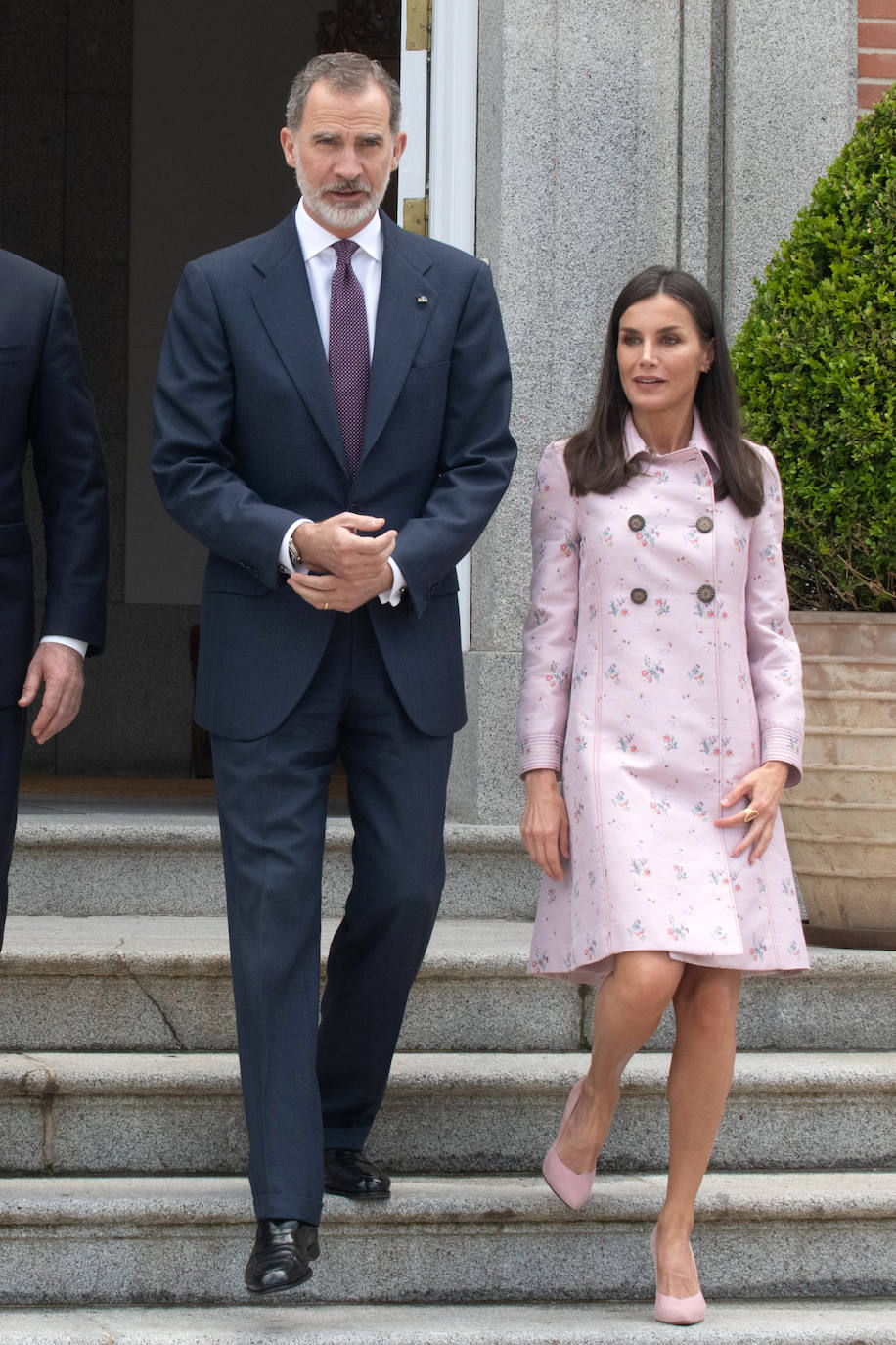 Fotos: Letizia recupera su abrigo rosa de flores más comentado y lo reinventa