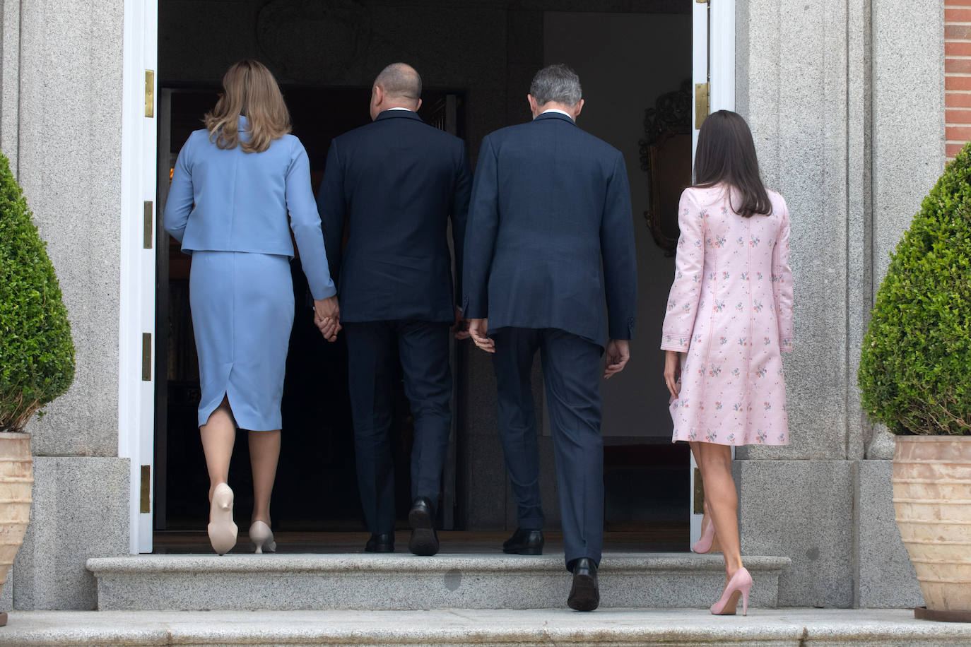 Fotos: Letizia recupera su abrigo rosa de flores más comentado y lo reinventa