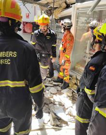 Imagen secundaria 2 - Caen 20 metros cuadrados de la cubierta de un supermercado de Gandia sin dejar heridos