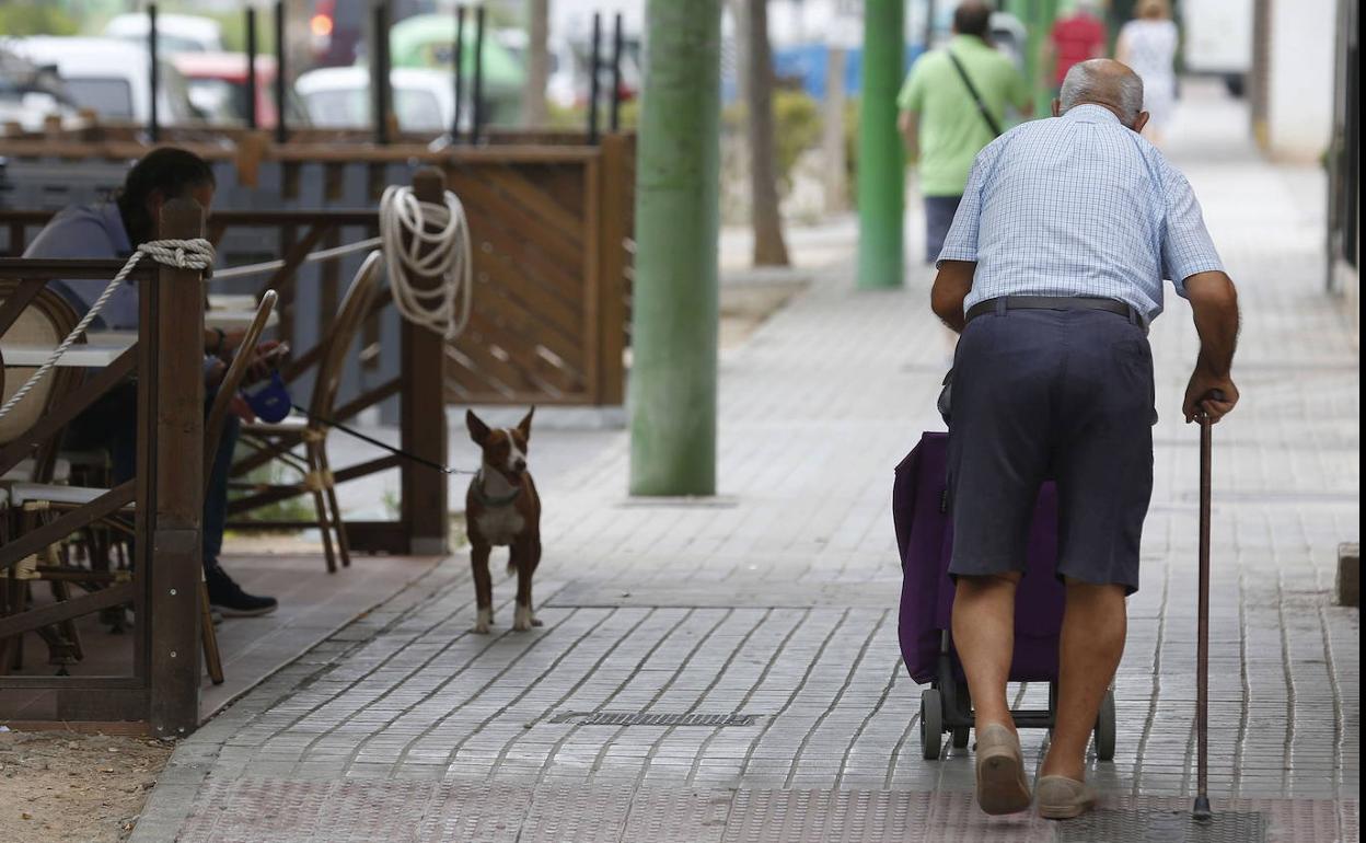 Un hombre pasea por Valencia. 