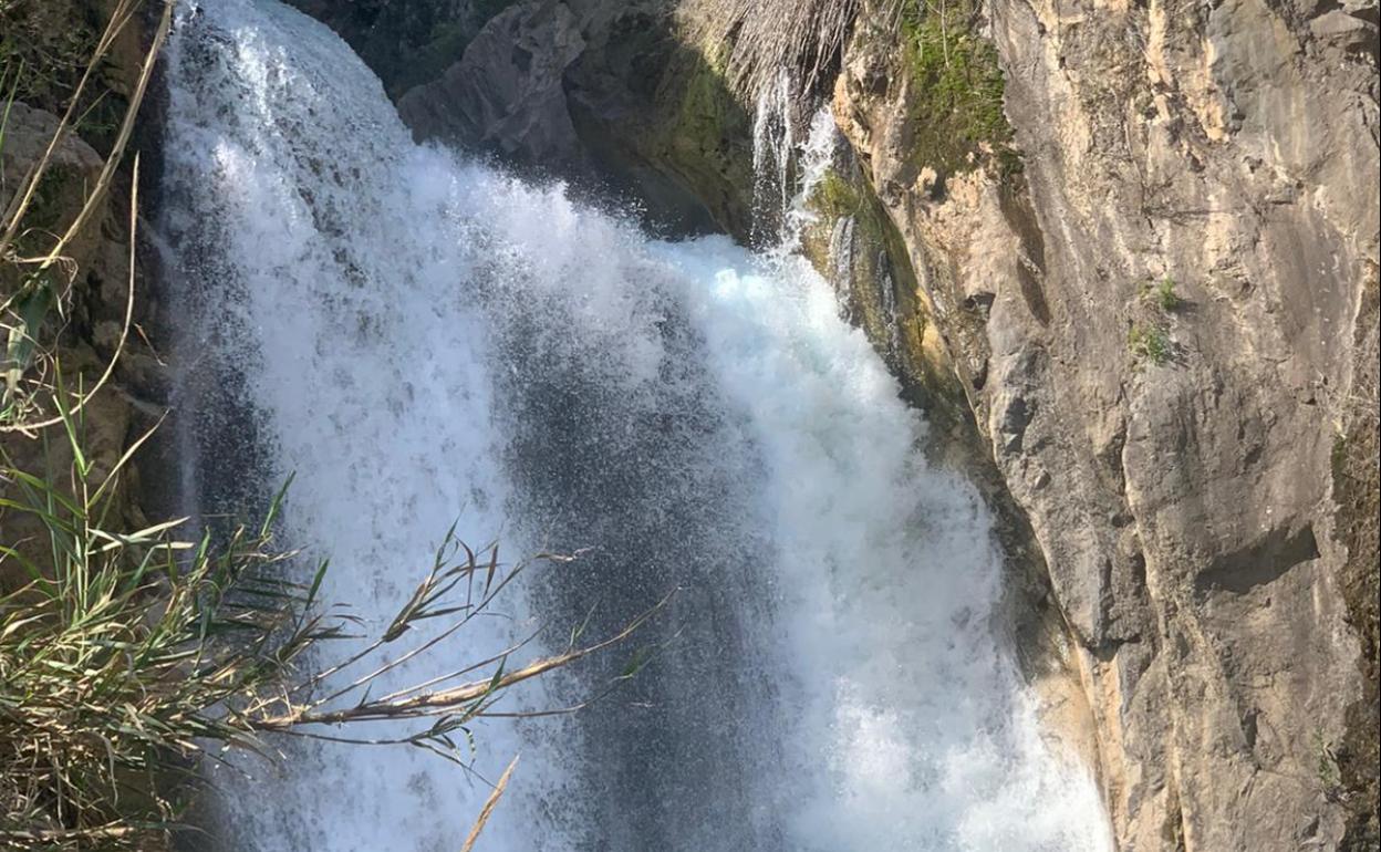 Imagen del caudal actual que presenta el río Algar en la zona de Bolulla