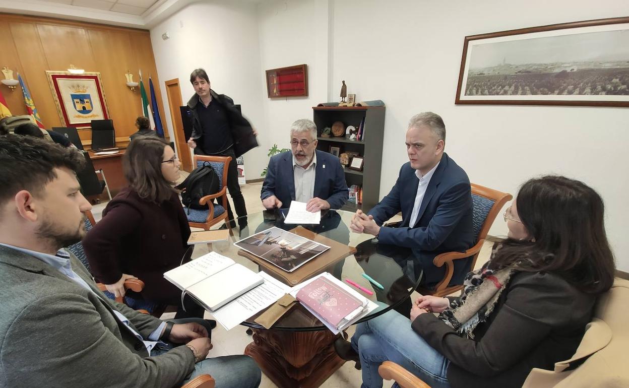 Illueca con Moll y otros miembros del equipo de gobierno de Pego. 