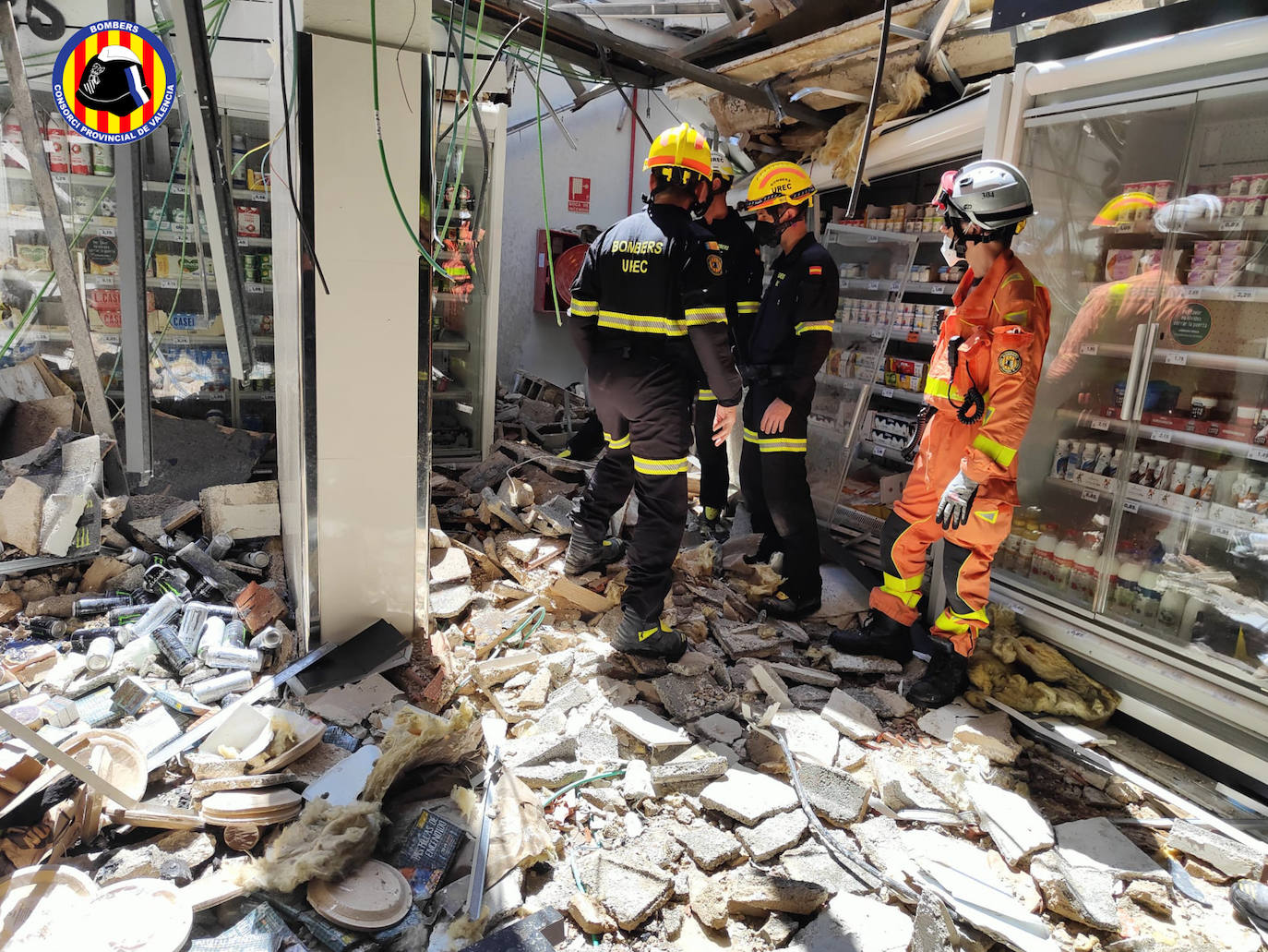 Fotos: Caen 20 metros de la cubierta de un supermercado de Gandia sin dejar heridos