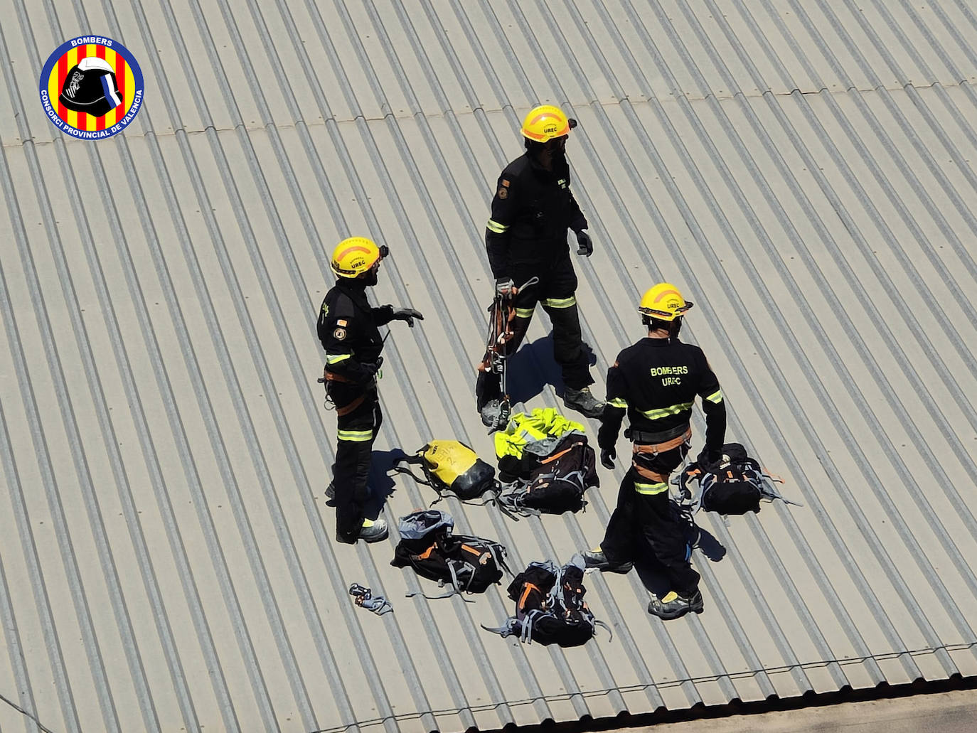 Fotos: Caen 20 metros de la cubierta de un supermercado de Gandia sin dejar heridos