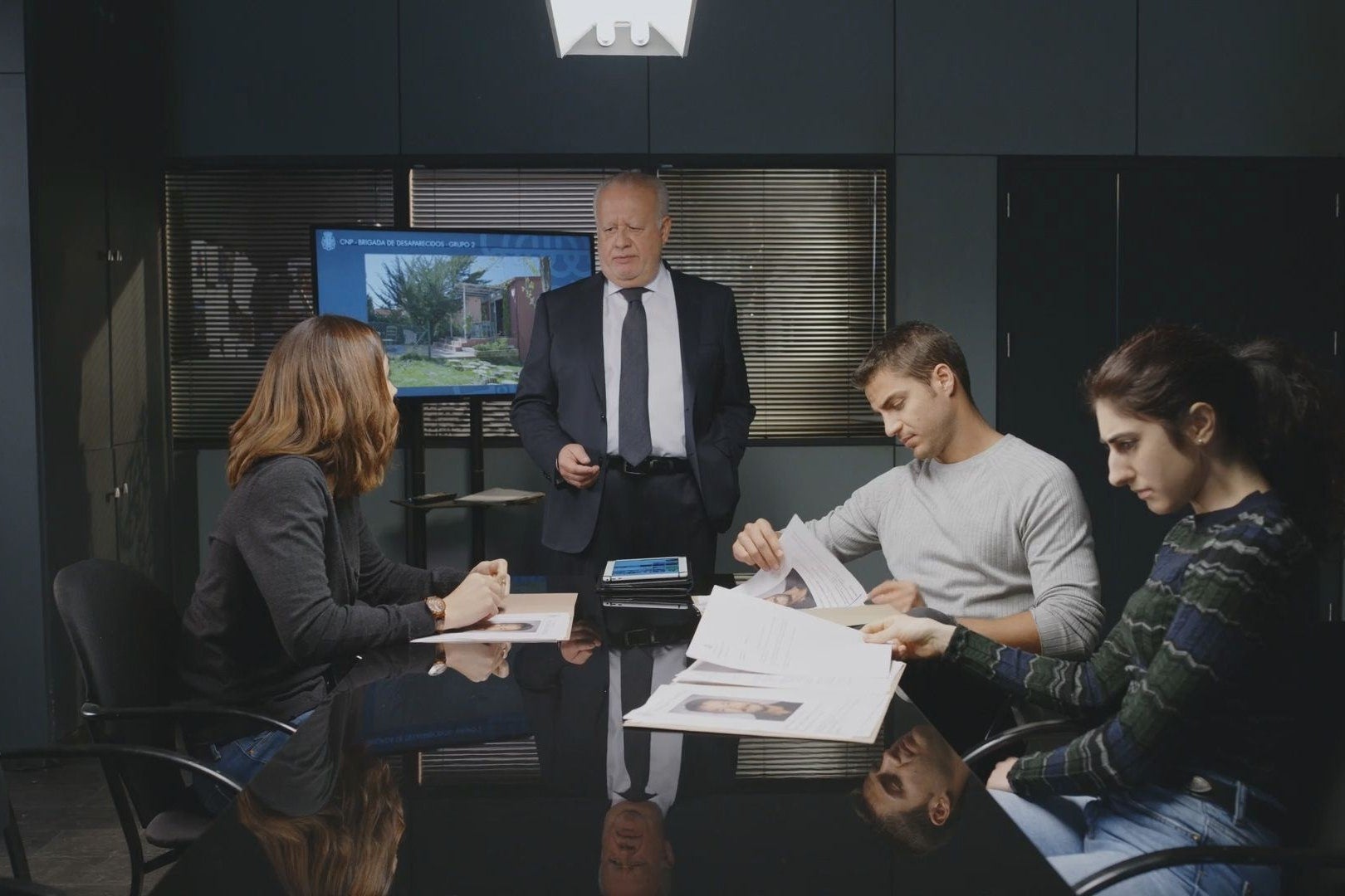 'Desaparecidos' | Plataforma: Amazon Prime Video. Estreno: 13 de mayo. Sinopsis: Sonia Ledesma es una inspectora que se incorpora al Grupo 2 de Desaparecidos de la Brigada central. Afectada ella misma por el drama de la desaparición de un ser querido, encontrará en sus compañeros Rodrigo, Sebas y Azhar una nueva familia. Junto a ellos y con el lema “nosotros seguimos buscando”, tratan de resolver los casos más dispares. Reparto: Juan Echanove, Michelle Calvó y Maxi Iglesias, entre otros.
