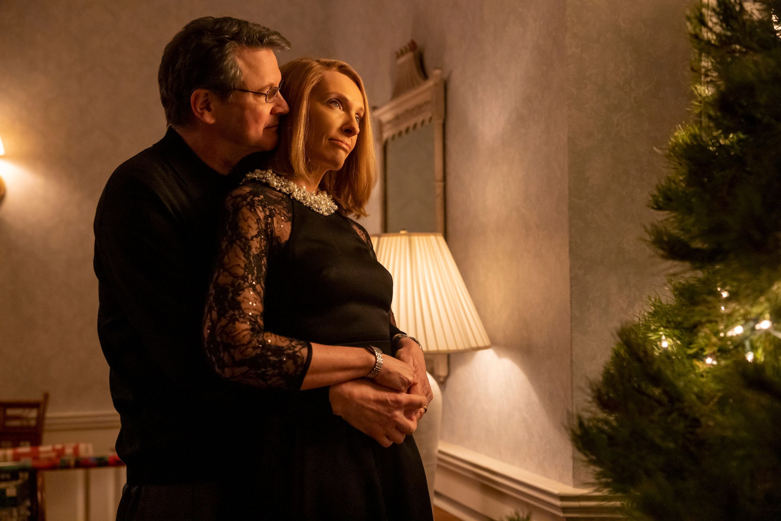 'The Staircase' | Plataforma: HBO. Estreno: el 6 de mayo. Sinopsis: Narra la historia real de la vida de Michael Peterson, que pierde trágicamente a su esposa al caer por una escaleras. Sin embargo, esa muerte comienza a ser más que sospechosa, destapando algún que otro secreto del pasado. Reparto: Colin Firth y Toni Collette, entre otros.