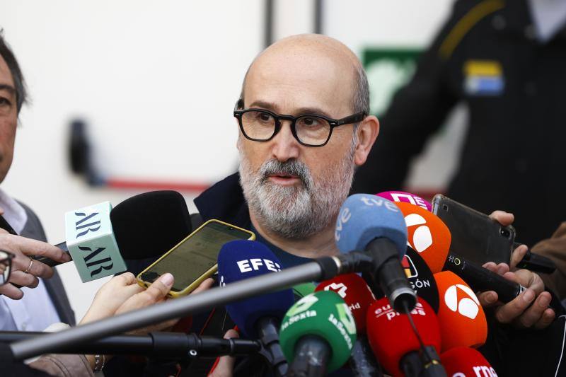 El actor Javier Cámara hace declaraciones a los medios a su salida de la capilla ardiente del actor Juan Diego