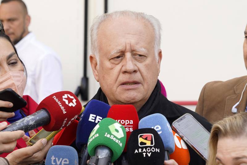 El actor Juan Echanove llega a la capilla ardiente del actor Juan Diego 