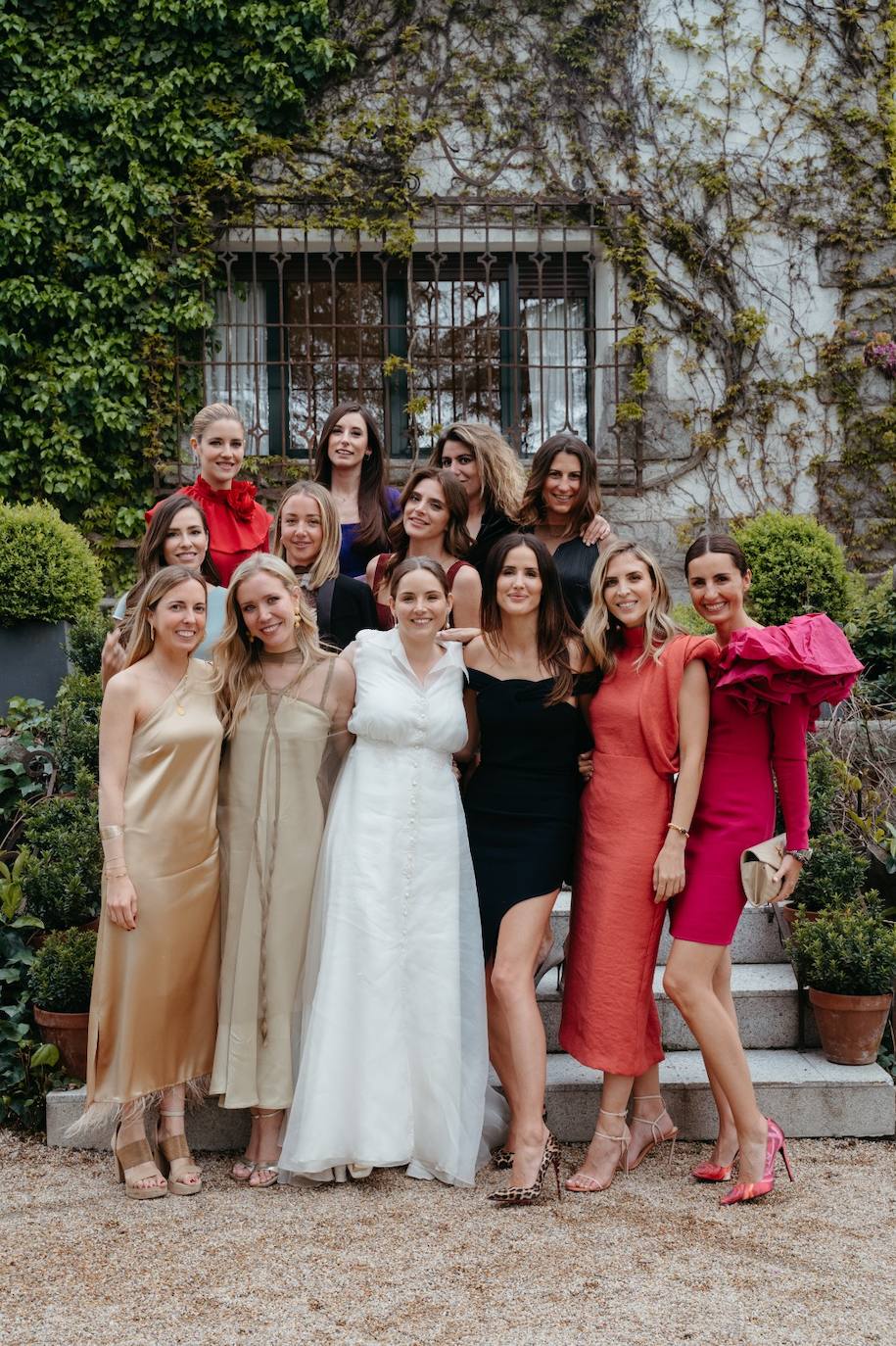 La novia, Paula Villarroya, junto a algunas amigas e influencers que acudieron a su boda.