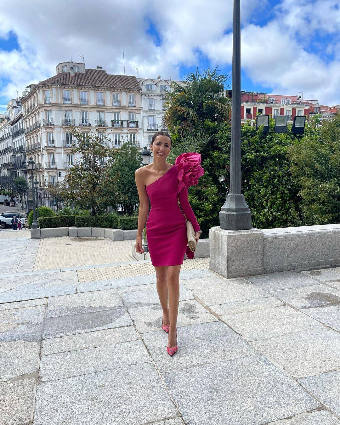 Mónica de Tomás, amiga de la novia, acudió al enlace con vestido fucsia y zapatos a juego.