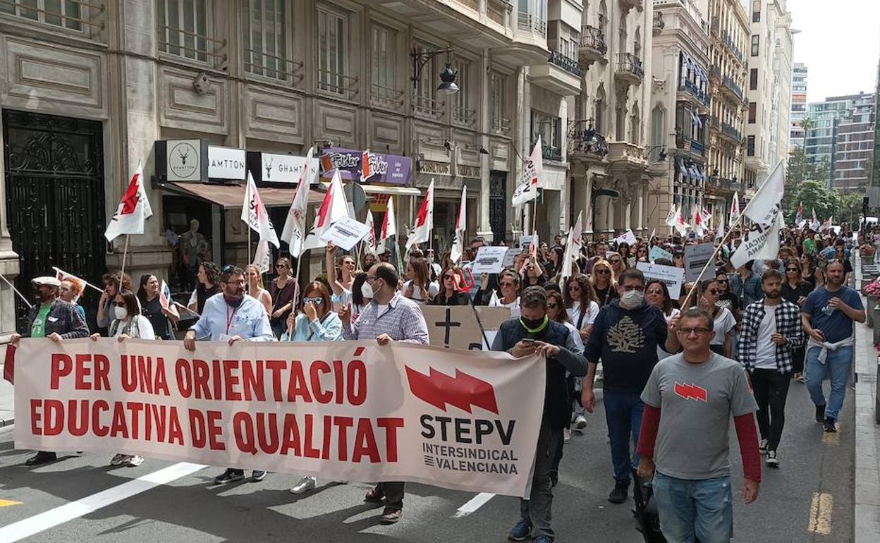 La manifestación, a su paso por la calle de la Paz de Valencia. 