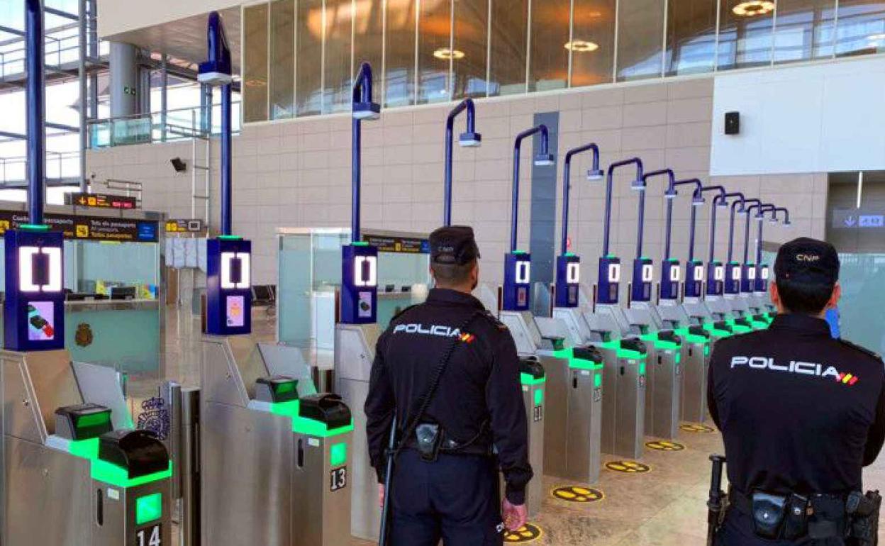 Los agentes le interceptaron a su llegada de un vuelo procedente de Irlanda. 