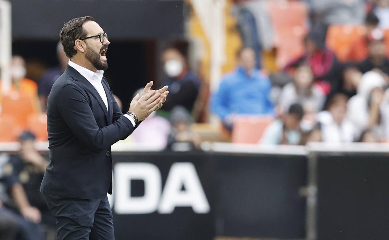 José Bordalás, anima a sus jugadores desde la banda de Mestalla durante el derbi. 