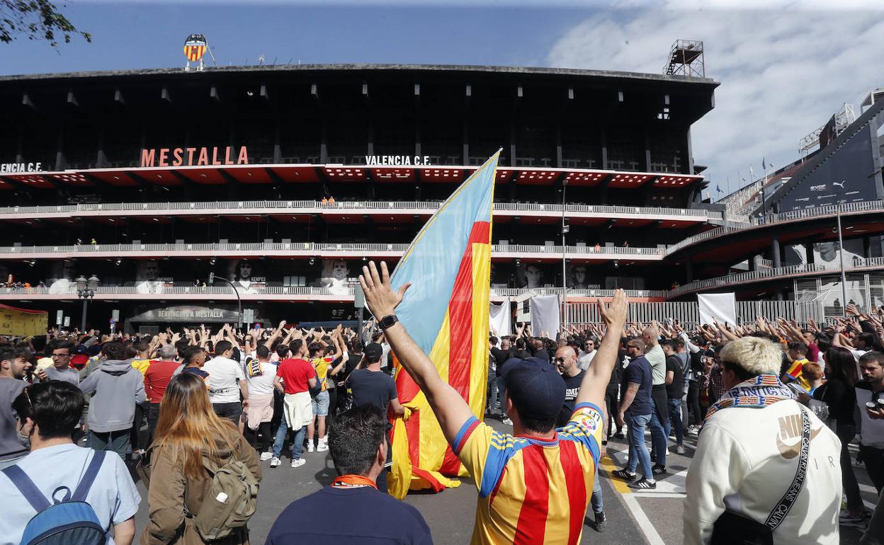 La afición del Valencia ha arropado a sus jugadores a la llegada a Mestalla. 