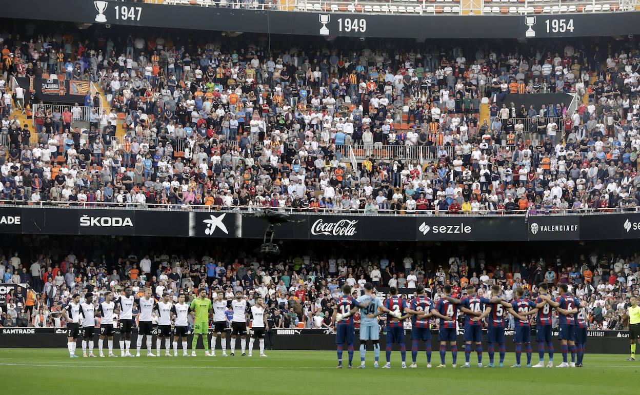 Los jugadores posan antes del inicio del encuentro. 