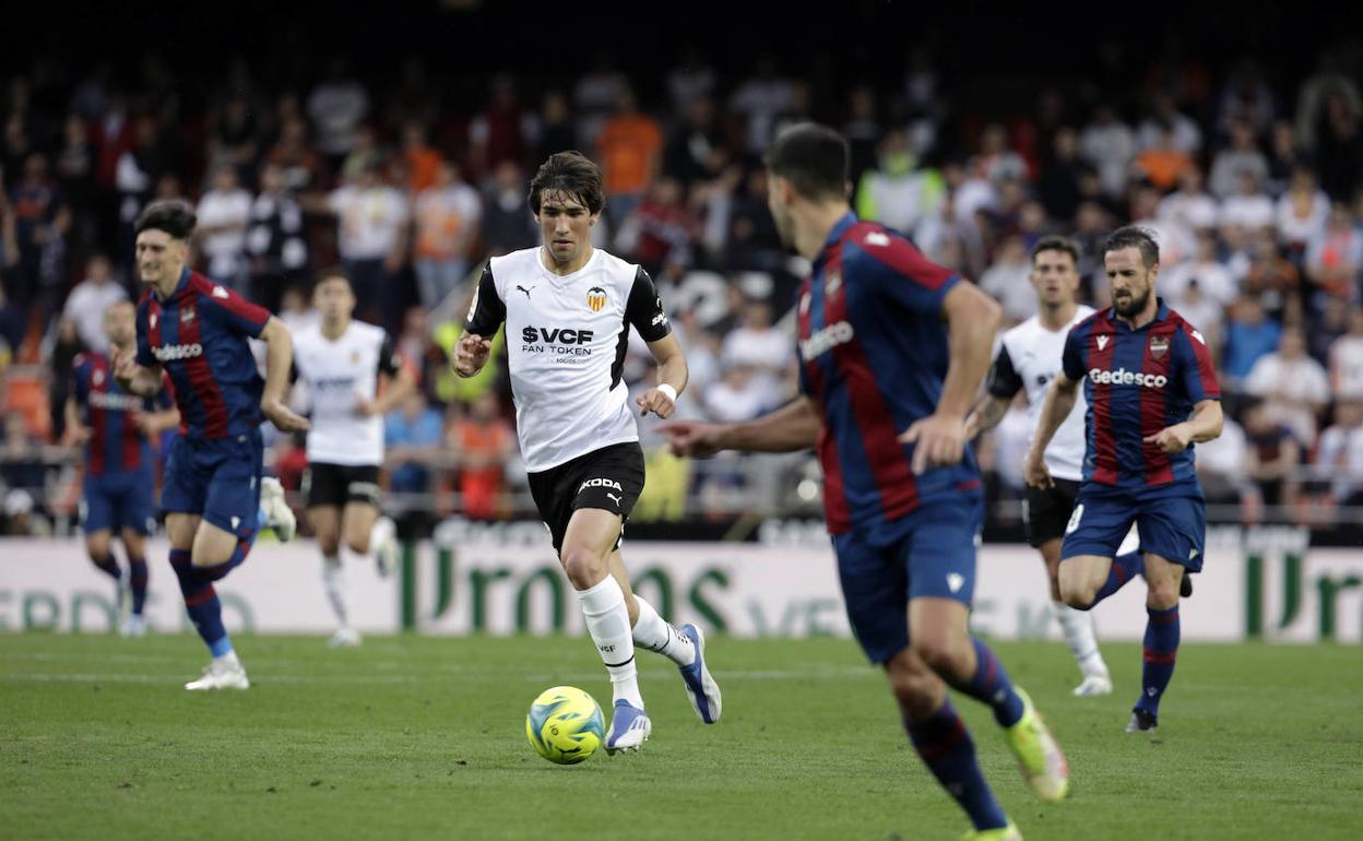 Jesús Vázquez conduce el balón en el partido contra el Levante. 